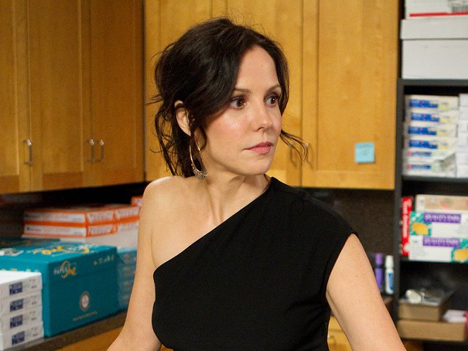 Weeds - A Hole in Her Niqab - Photos - Mary-Louise Parker