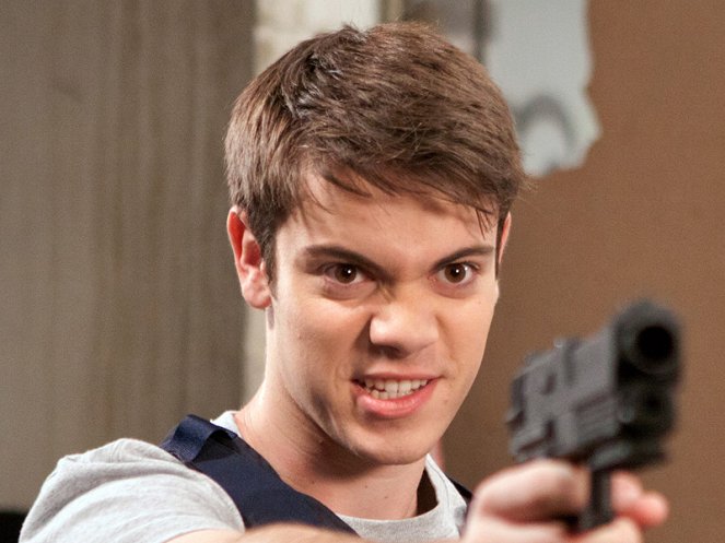 Weeds - Season 8 - Red in Tooth and Claw - Photos - Alexander Gould