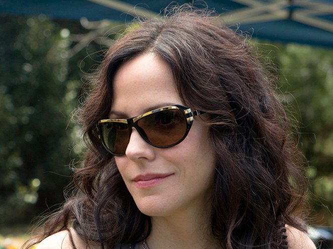 Nancy ül a fűben - Red in Tooth and Claw - Filmfotók - Mary-Louise Parker