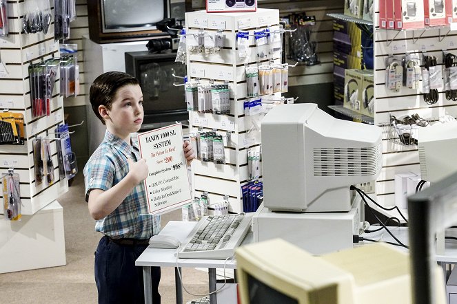 Młody Sheldon - Komputer, plastikowy kucyk i skrzynka piwa - Z filmu - Iain Armitage