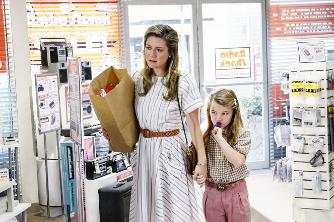 Young Sheldon - A Computer, a Plastic Pony, and a Case of Beer - Photos - Zoe Perry, Raegan Revord