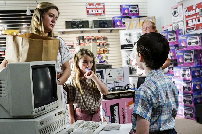 Jovem Sheldon - Um computador, um pônei de plástico e uma caixa de cerveja - Do filme - Zoe Perry, Raegan Revord
