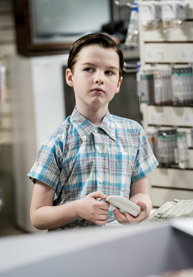 Young Sheldon - A Computer, a Plastic Pony, and a Case of Beer - Photos - Iain Armitage
