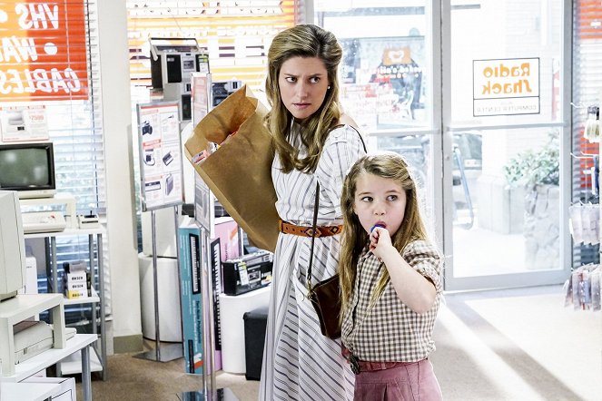 Young Sheldon - A Computer, a Plastic Pony, and a Case of Beer - Photos - Zoe Perry, Raegan Revord
