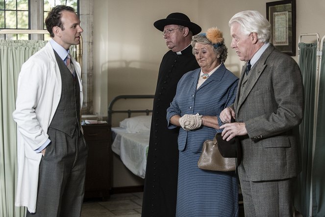 Father Brown - The Fire in the Sky - Van film - David Sturzaker, Mark Williams, Sorcha Cusack, Nick Dunning