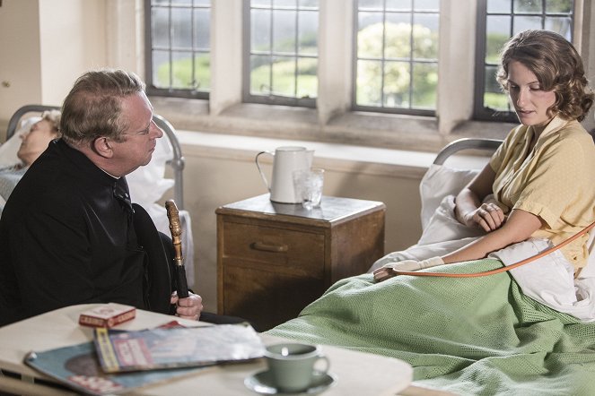 Father Brown - Season 5 - The Fire in the Sky - Photos - Mark Williams, Allegra Marland
