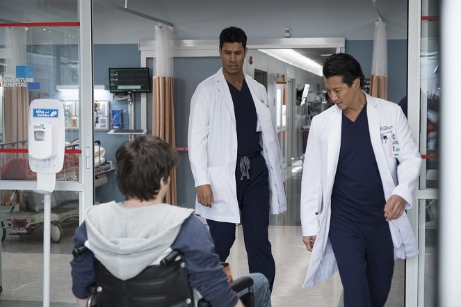 The Good Doctor - Bardziej - Z filmu - Chuku Modu, Will Yun Lee