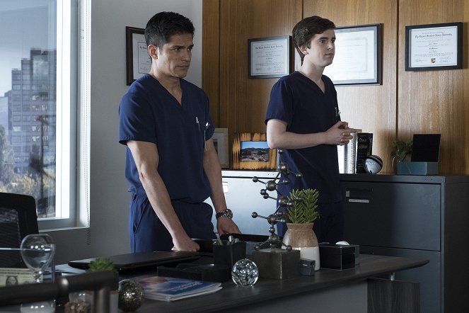 The Good Doctor - Season 1 - More - Photos - Nicholas Gonzalez, Freddie Highmore