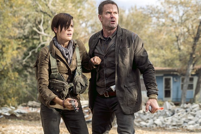 Fear the Walking Dead - What's Your Story? - Photos - Maggie Grace, Garret Dillahunt