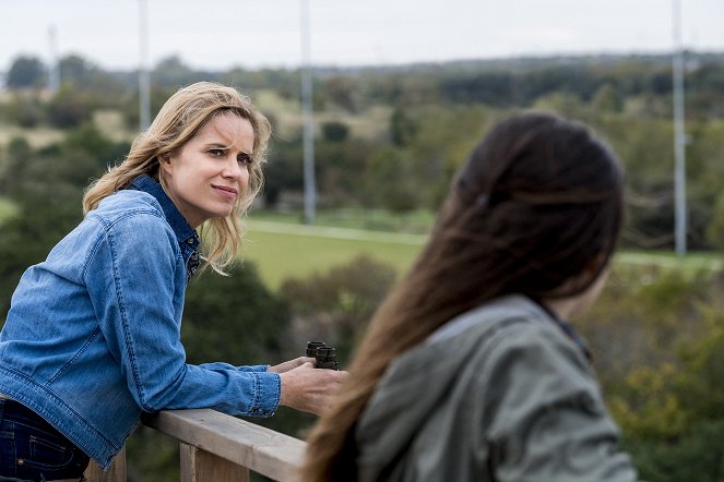 Fear the Walking Dead - Another Day in the Diamond - Photos - Kim Dickens