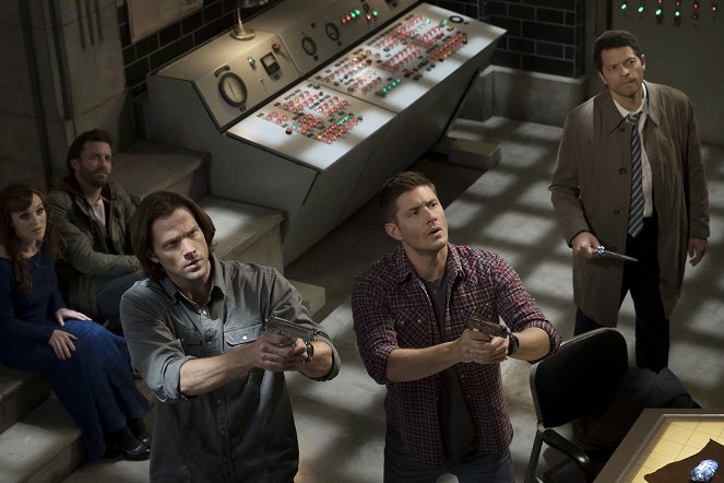 Supernatural - Season 11 - Alpha and Omega - Van film - Ruth Connell, Rob Benedict, Jared Padalecki, Jensen Ackles, Misha Collins
