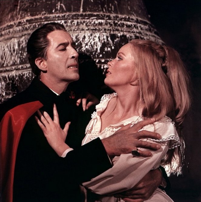 Draculas Rückkehr - Filmfotos - Christopher Lee, Veronica Carlson