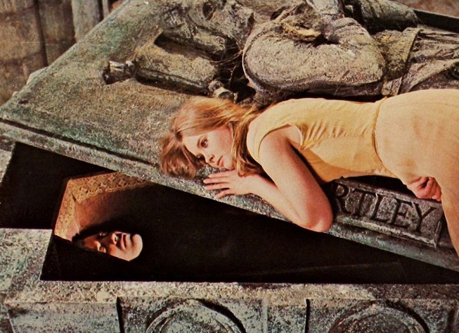 Das Blut von Dracula - Filmfotos - Christopher Lee, Linda Hayden