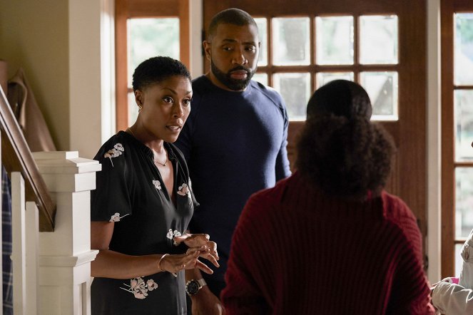 Black Lightning - And Then the Devil Brought the Plague: The Book of Green Light - Van film - Christine Adams, Cress Williams