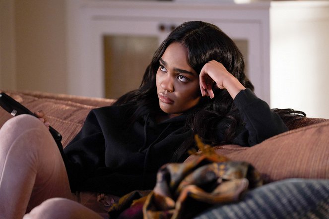 Black Lightning - Season 1 - And Then the Devil Brought the Plague: The Book of Green Light - Photos - China Anne McClain