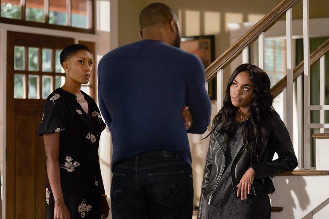 Black Lightning - Season 1 - And Then the Devil Brought the Plague: The Book of Green Light - Photos - Christine Adams, China Anne McClain