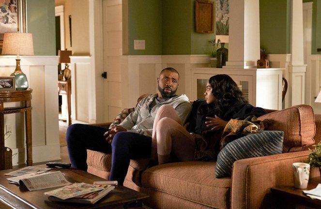 Black Lightning - Season 1 - And Then the Devil Brought the Plague: The Book of Green Light - Photos - Cress Williams, China Anne McClain