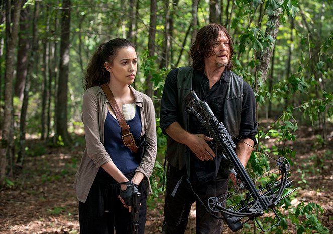 Żywe trupy - Żywi lub martwi - Z filmu - Christian Serratos, Norman Reedus