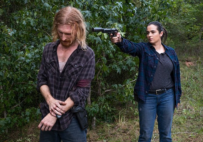 The Walking Dead - Season 8 - Dead or Alive Or - Photos - Austin Amelio, Alanna Masterson