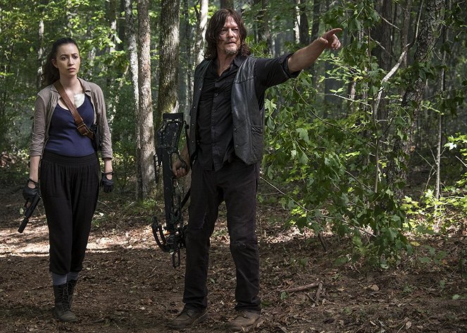 The Walking Dead - Season 8 - Dead or Alive Or - Photos - Christian Serratos, Norman Reedus