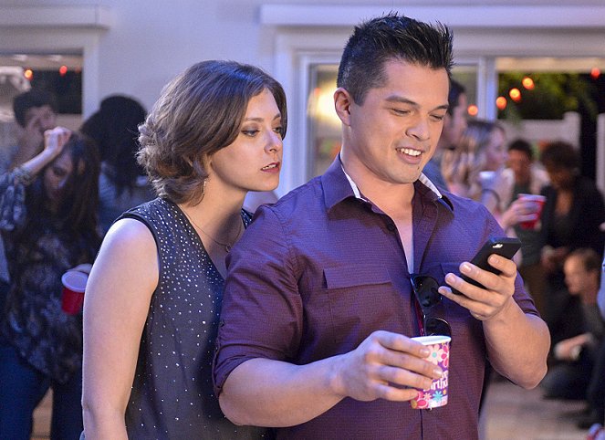Crazy Ex-Girlfriend - I Hope Josh Comes to My Party! - Filmfotók - Rachel Bloom, Vincent Rodriguez III