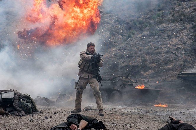 12 katona - Filmfotók - Chris Hemsworth