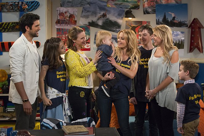 Fuller House - Welcome Back - Photos - Juan Pablo Di Pace, Soni Bringas, Andrea Barber, Candace Cameron Bure, Michael Campion, Jodie Sweetin, Elias Harger