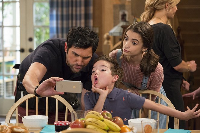 Fuller House - Mom Interference - Photos - Juan Pablo Di Pace, Elias Harger, Soni Bringas