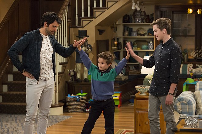 Fuller House - Ramona's Not-So-Epic First Kiss - Photos - Juan Pablo Di Pace, Elias Harger, Michael Campion