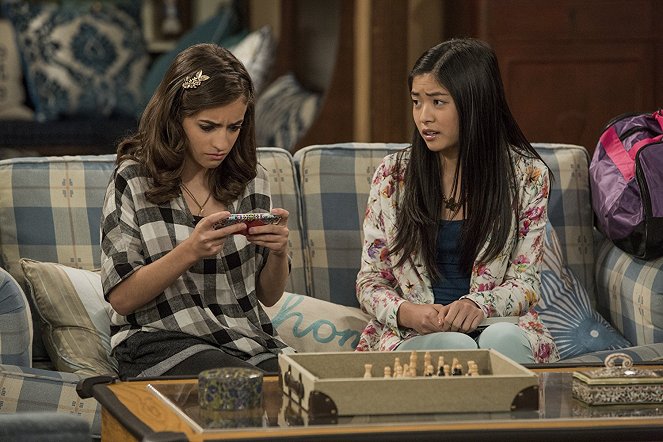 Fuller House - Season 2 - Girl Talk - Photos - Soni Bringas, Ashley Liao