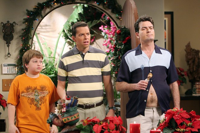 Two and a Half Men - Santa's Village of the Damned - Photos - Angus T. Jones, Jon Cryer, Charlie Sheen