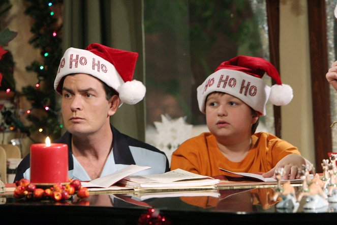 Two and a Half Men - Santa's Village of the Damned - Photos - Charlie Sheen, Angus T. Jones