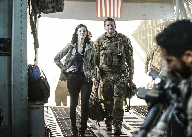 SEAL Team - Season 1 - Rolling Dark - Photos - Jessica Paré, David Boreanaz