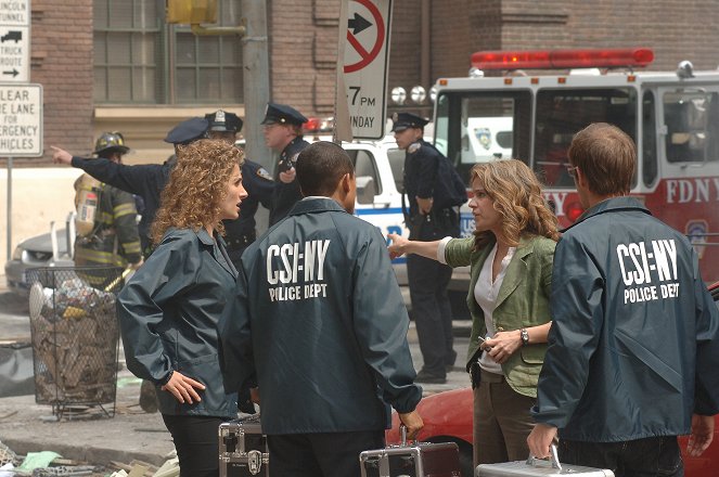 CSI: NY - Charge of This Post - Van film - Melina Kanakaredes, Anna Belknap