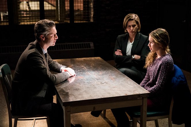 Law & Order: Special Victims Unit - Dare - Photos - Peter Scanavino, Eloise Lushina