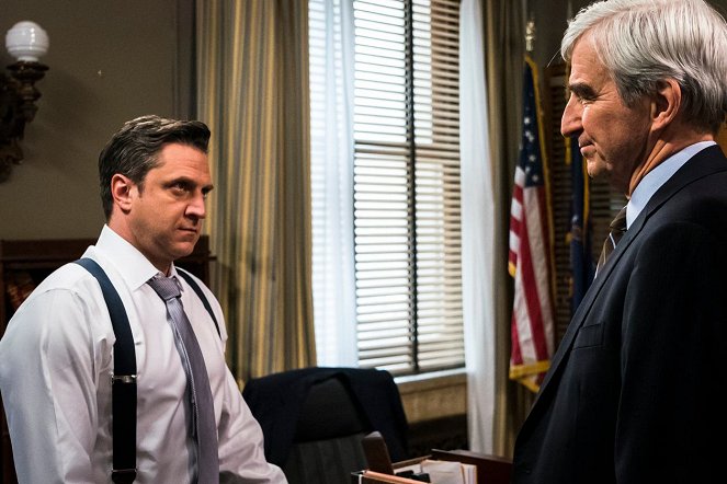 Law & Order: Special Victims Unit - Season 19 - The Undiscovered Country - Photos - Raúl Esparza, Sam Waterston