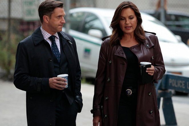 Law & Order: Special Victims Unit - Rape Interrupted - Photos - Raúl Esparza, Mariska Hargitay