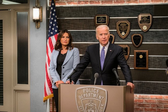 Law & Order: Special Victims Unit - Season 18 - Making a Rapist - Photos - Mariska Hargitay, Joe Biden