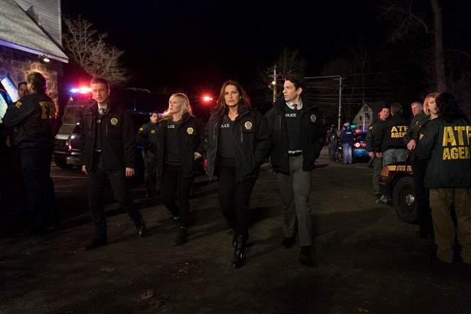 Law & Order: Special Victims Unit - Season 17 - Nationwide Manhunt - Photos - Peter Scanavino, Kelli Giddish, Mariska Hargitay, Andy Karl