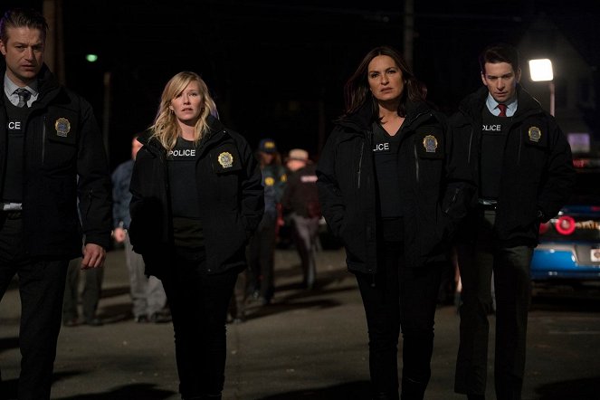 Law & Order: Special Victims Unit - Season 17 - Nationwide Manhunt - Photos - Kelli Giddish, Mariska Hargitay, Andy Karl