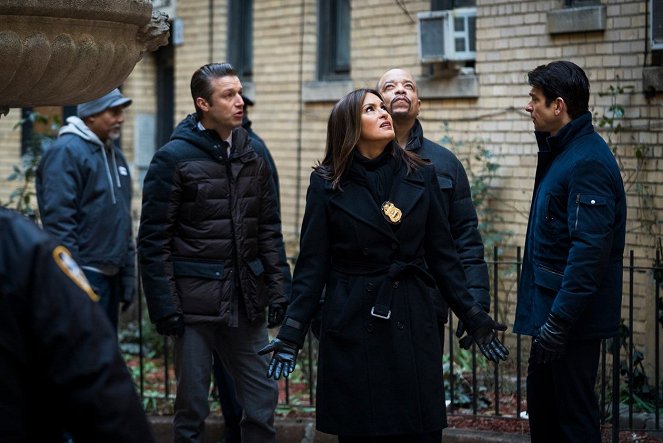 Law & Order: Special Victims Unit - Season 17 - Forty-One Witnesses - Photos - Peter Scanavino, Mariska Hargitay, Ice-T, Andy Karl