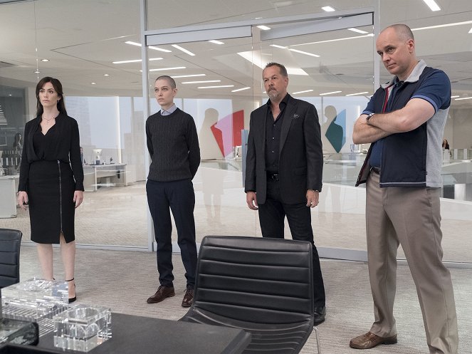 Billions - Season 3 - Tie Goes to the Runner - Photos - Maggie Siff, Asia Kate Dillon, David Costabile, Kelly AuCoin