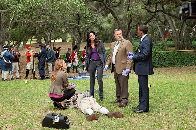 Rizzoli & Isles - Rebel Without a Pause - Photos - Sasha Alexander, Angie Harmon, Bruce McGill