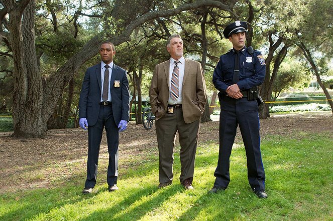 Rizzoli & Isles - Rebel Without a Pause - Photos - Lee Thompson Young, Bruce McGill, Jordan Bridges