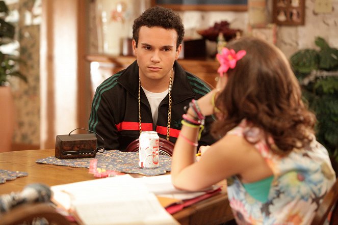 The Goldbergs - Family Takes Care of Beverly - Photos - Troy Gentile
