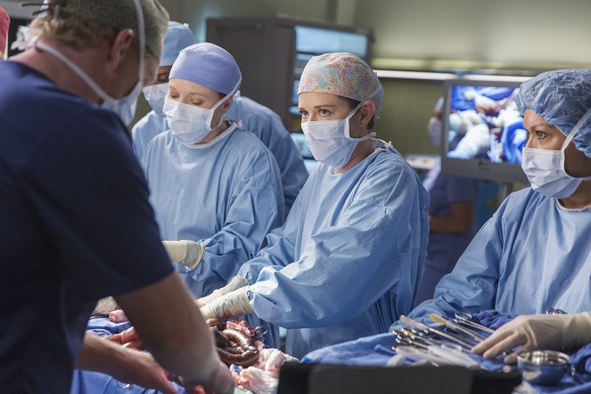 Grey's Anatomy - Season 12 - I Am Not Waiting Anymore - Photos - Samantha Sloyan, Sarah Drew
