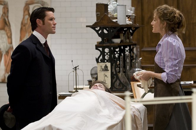 Murdoch Mysteries - Snakes and Ladders - Photos - Yannick Bisson, Helene Joy