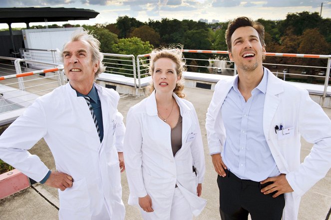 Doctor's Diary - Männer sind die beste Medizin - Season 3 - Autsch! Sturz von der Karriereleiter! - Photos - Peter Prager, Diana Amft, Florian David Fitz