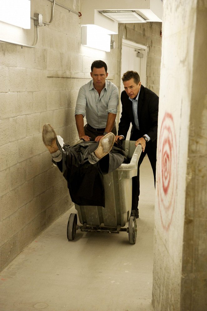 Burn Notice - Out of the Fire - Photos - Jeffrey Donovan, Tim Matheson