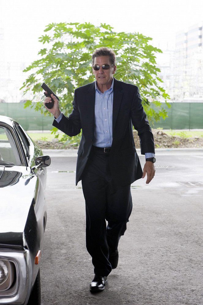 Burn Notice - Out of the Fire - Photos - Tim Matheson